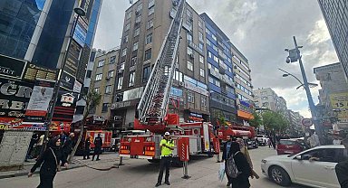 Elazığ'da iş merkezinin çatısında yangın paniği