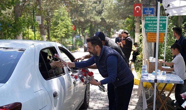 Elazığ'da mezarlığa giden vatandaşlara karanfil dağıtıldı