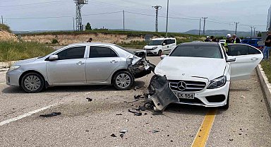Elazığ'da otomobiller çarpıştı: 1'i hamile 4 yaralı