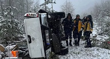 Elektrik arıza ekibi pikapla şarampole devrildi: 3 yaralı