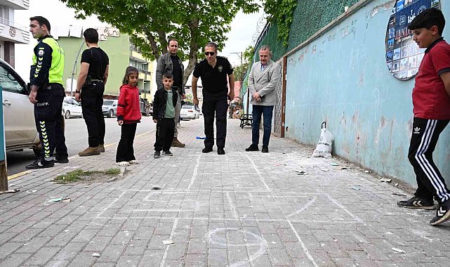 Emniyet Müdürü Sazak, Şırnak sokaklarında çocuklarla sek sek oynadı