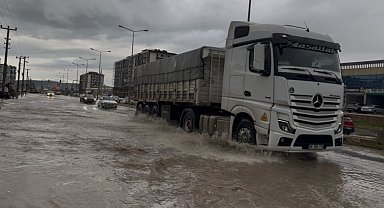 Ergani'yi sağanak vurdu, yollar göle döndü
