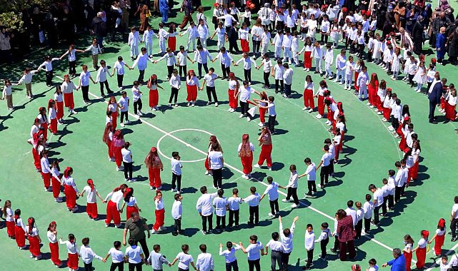Erzincan'da 500 kişiyle düz halay rekoru