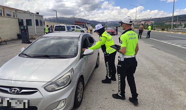 Erzincan'da bayram tedbirleri kapsamında sivil otobüs denetimi yapıldı