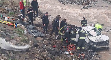 Erzincan'da otomobil dereye uçtu: 2 ölü, 1 ağır yaralı