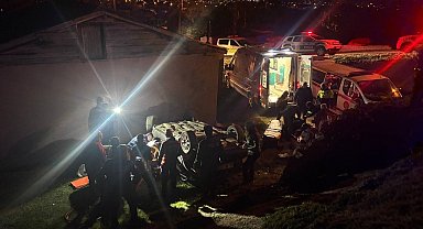 Erzincan'da otomobil evin bahçesine devrildi: 2 yaralı