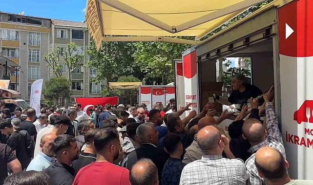 Esenyurt'ta Fetih yıl dönümünde camilerde aşure ikramı
