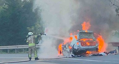 Esenyurt'ta seyir halindeki otomobil alev alev yandı