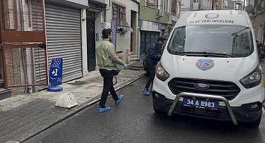 Eski kız arkadaşının evinde gördüğü adamı bıçakladı