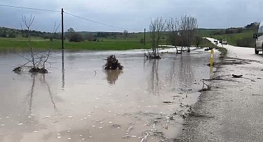 Eskipazar'da dolu ve sağanak etkili oldu, dere taştı