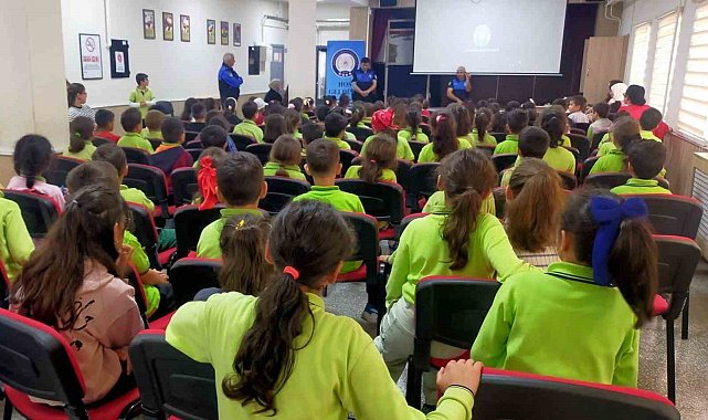 Eskişehir polisi ilçelerdeki öğrencileri hem eğlendiriyor hem bilgilendiriyor