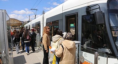 Eskişehir'de öğrenciler "Bas Geç" ile ulaşımda nefes aldı
