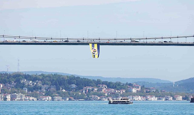 Euroleague şampiyonu olan Fenerbahçe'nin bayrakları köprülere asıldı