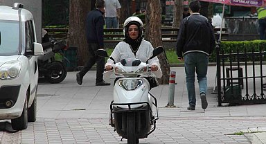 Evde anne, sokakta motokurye: Azmiyle örnek oluyor
