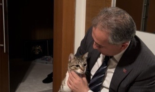 Evin anahtarı arabada kaldı, kapıyı 'Fred' açtı