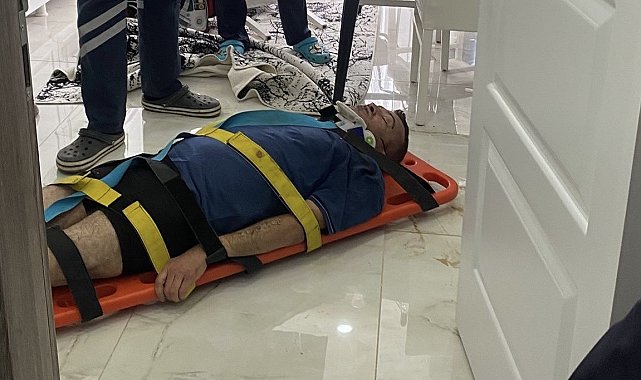 Evinde düşerek yaralanan şahıs ekiplerin yardımıyla hastaneye kaldırıldı