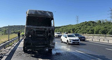 Eyüpsultan'da seyir halindeki tır alev alev yandı