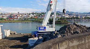 Faroz Limanı'nı dev dalgalardan korumak için 21 tonluk beton blokların dizilmesine başlandı