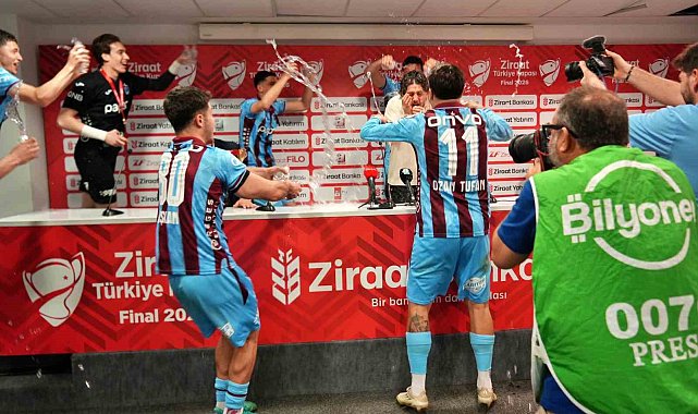 Fatih Tekke: "Çok şükür taraftarımızı mutlu ettik, camiamıza bir kez daha kupa kazandırdık"