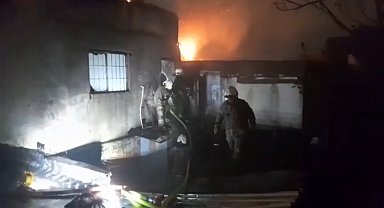 Fatih'te 5 katlı iş merkezinde çatı yangını
