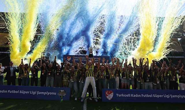 Fenerbahçe Kadın Futbol Takımı, şampiyonluk kupasını kaldırdı