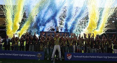 Fenerbahçe Kadın Futbol Takımı, şampiyonluk kupasını kaldırdı