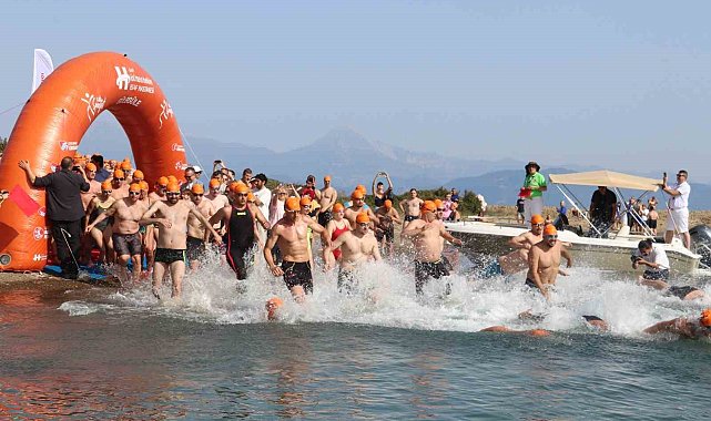 Fethiye'de 863 sporcu şampiyonluk için kulaç attı