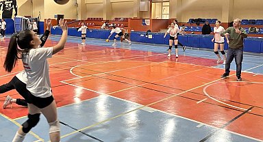 Filede vali sürprizi; Ziya Polat genç sporcularla voleybol oynadı