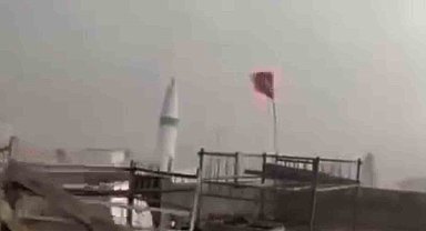 Fırtınada minarenin yıkılma anı kamerada