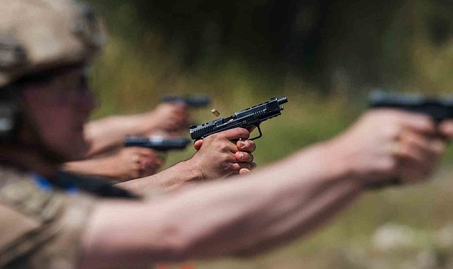 Foça'da nefes kesen final: Jandarmanın şampiyon nişancıları kozlarını paylaştı
