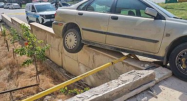 Freni boşalan araç doğal gaz borusunda askıda kaldı