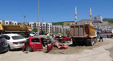 Freni boşalan kamyon 7 araca çarptı: 6 yaralı