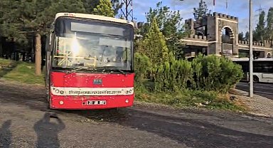 Freni patlayan halk otobüsü refüjde durdu