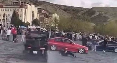 Fuarda otomobil ile drift atan sürücü görevliye çarptı: O anlar kamerada