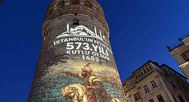 Galata Kulesi'nde İstanbul'un fethinin 573. yıl dönümün özel ışık gösterisi