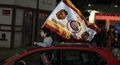 Galatasaray taraftarı şampiyonluğu sokaklarda kutladı
