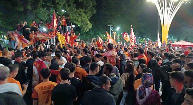 Galatasaraylı taraftarlardan Batman'da coşkulu kutlama