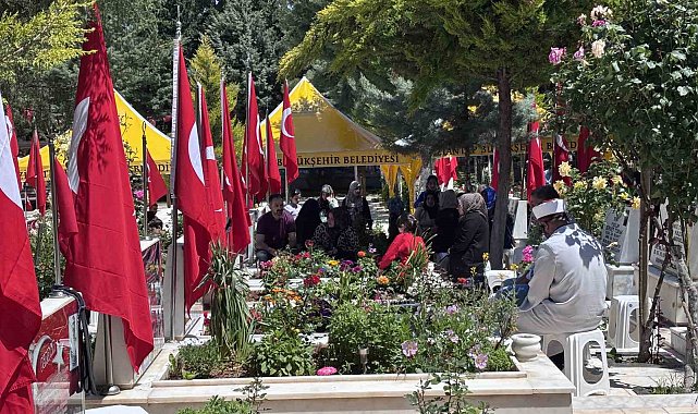 Gaziantep'te mezarlıklar ve şehitlikler Arefe günü doldu taştı