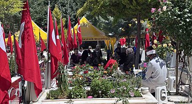 Gaziantep'te mezarlıklar ve şehitlikler Arefe günü doldu taştı