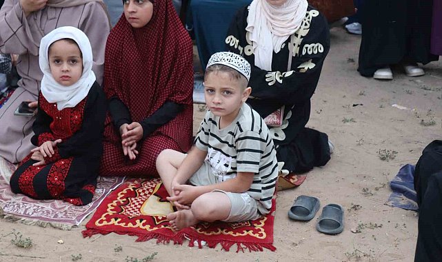 Gazze'de Filistinliler İsrail ablukası altında bayram namazını kıldı