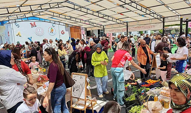 Gazzeli çocuklar için okul bahçesini semt pazarına dönüştürdüler