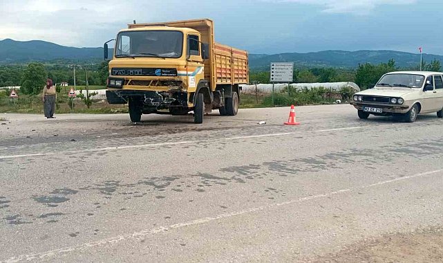 Gediz'de otomobil ile kamyon çarpıştı: 3 yaralı