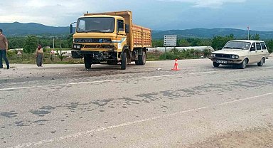 Gediz'de otomobil ile kamyon çarpıştı: 3 yaralı