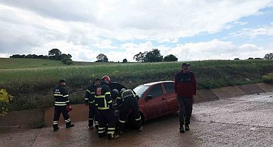 Gediz'de otomobil yoldan çıktı: 4 yaralı