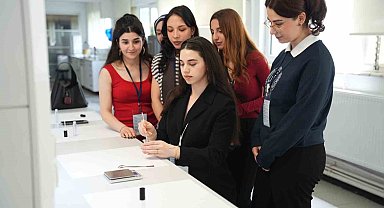 Geleceğin diş hekimleri ve eczacıları sektörün nabzını tuttu