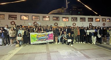 Genç İzmir gönüllüleri, Bergama Vapuru'nda buluştu