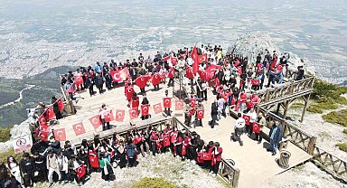 Gençler Spil'in zirvesinde ay yıldızlı bayrakla buluştu