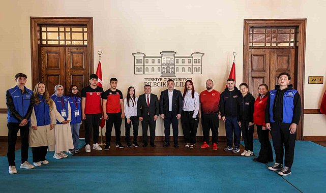 Gençlik Haftası'nda başarılı sporcular Vali Sözer'le buluştu