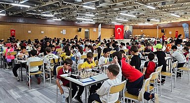 Gölcük'te 235 öğrencinin katıldığı satranç turnuvası başladı