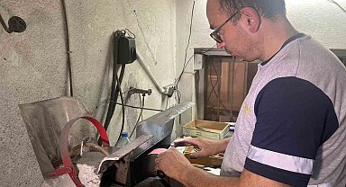 Görme engelli bıçak ustası Kurban Bayramı mesaisi için dükkanında sabahlıyor